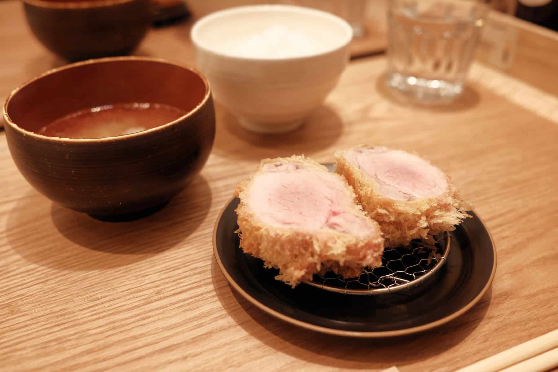 日式豬排套餐配味噌湯和米飯
