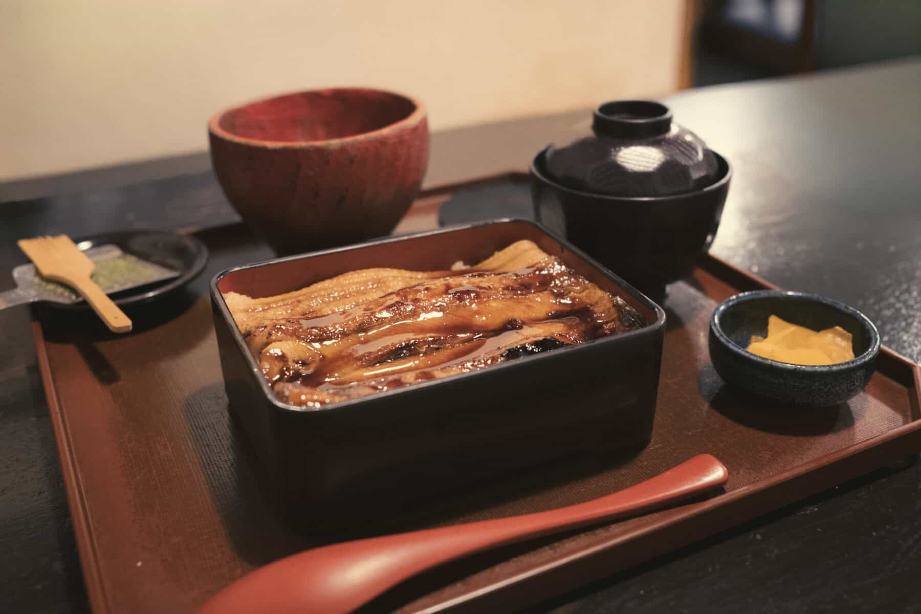 東京日本橋玉ゐ的星鰻飯,清煮與蒲燒兩種星鰻一起放在白飯上。